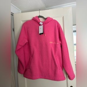 Nike: NEVER WORN W/ TAGS. Pink sherpa nike sweatshirt